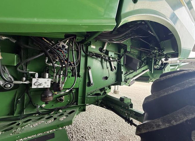2014 John Deere S670 Combine - Image 15