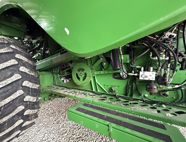 2014 John Deere S670 Combine - Image 16