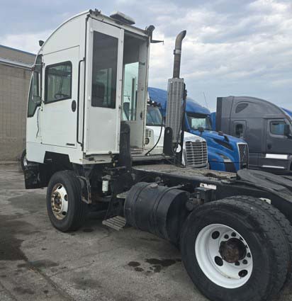 2015 Autocar Industries Terminal Tractor - Image 2