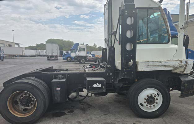 2015 Autocar Industries Terminal Tractor - Image 3