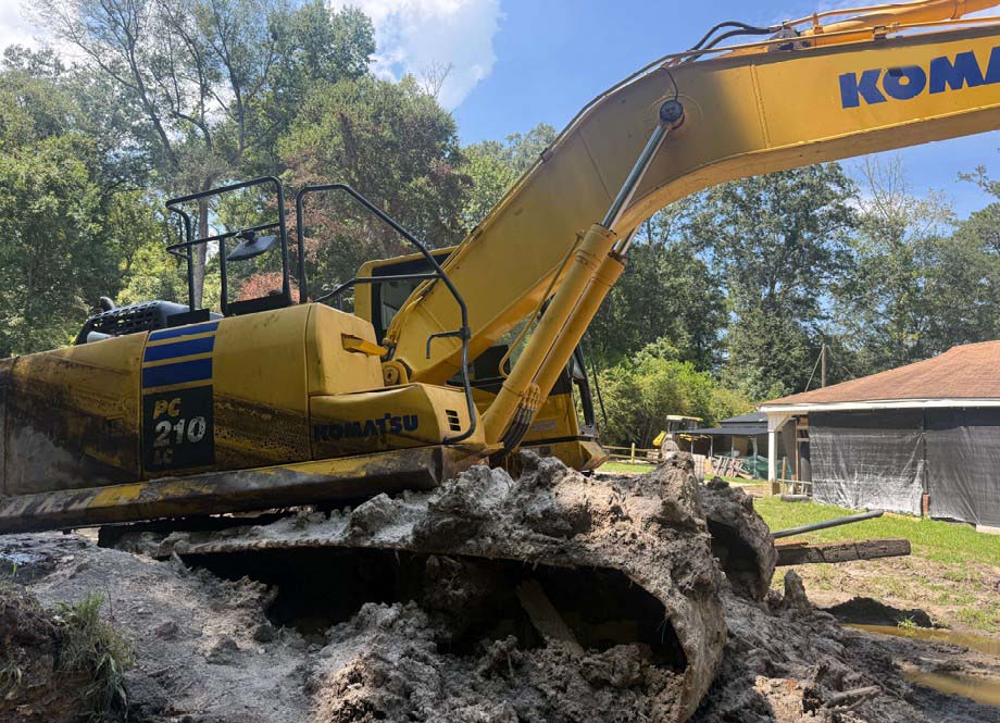 2015 Komatsu PC210 LC 10 Excavator - Image 2