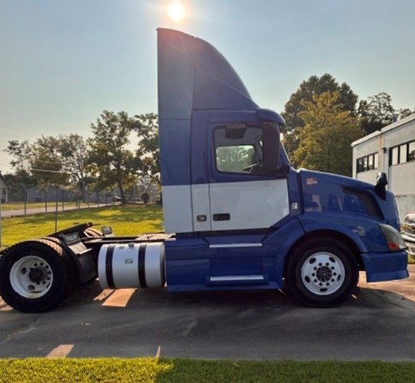 2015 Volvo VNL (9111) - Image 2