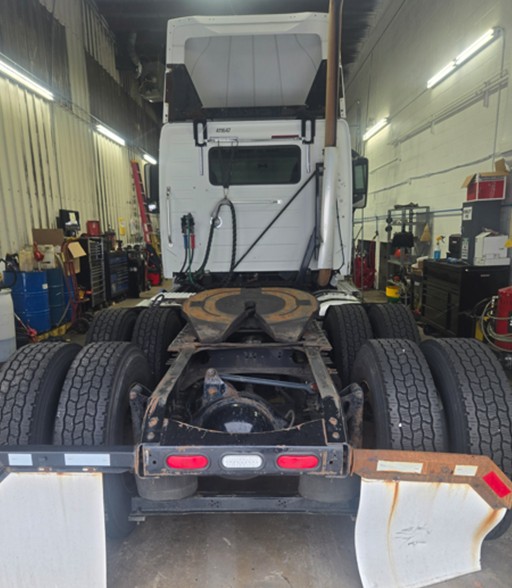 2015 Volvo VNL (1) - Image 4