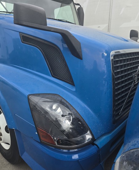 2015 Volvo VNL - Image 2