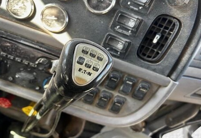 2016 Peterbilt 389 - Image 16
