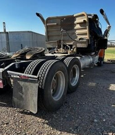 2016 Peterbilt 389 - Image 2