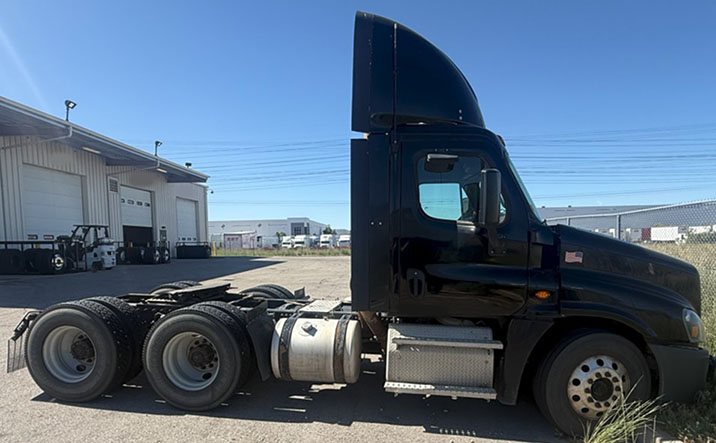 2017 Freightliner Cascadia - Image 2