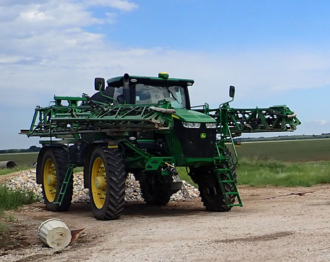 2018 John Deere R4045 Sprayer - Image 3