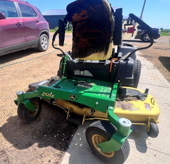 2017 John Deere Z525E Zero Turn Mower - Image 5