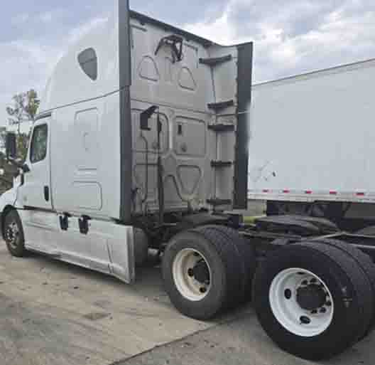 2018 Freightliner Cascadia - Image 2