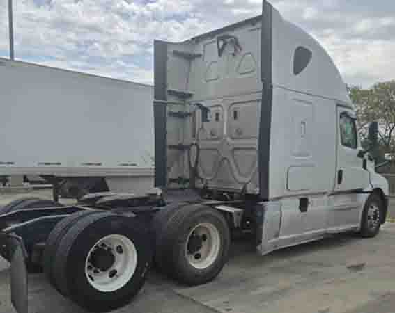 2018 Freightliner Cascadia - Image 3