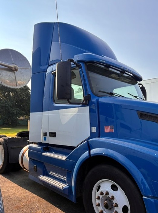 2018 Volvo VNL - Image 2
