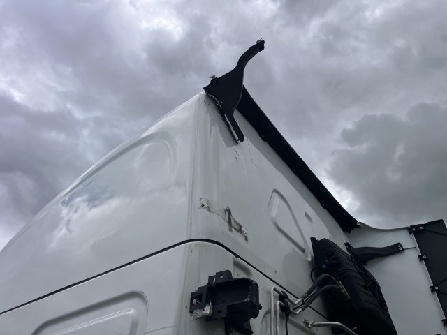 2023 Freightliner Cascadia - Image 10