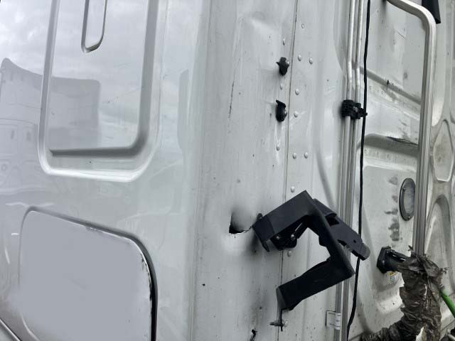 2023 Freightliner Cascadia - Image 6