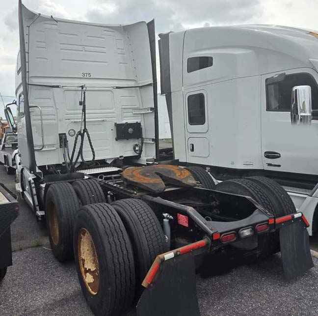 2023 Volvo VNL 860 - Image 2