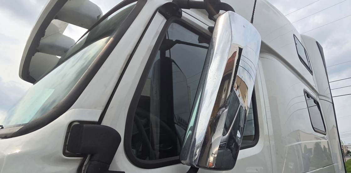 2023 Volvo VNL 860 - Image 29