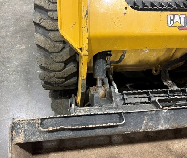 2024 Caterpillar 242D3 Skid Steer - Image 9