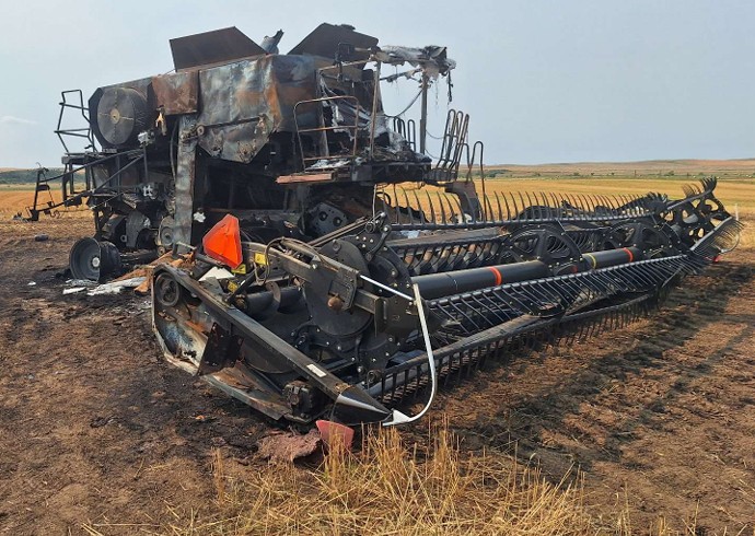 2011 CASE IH 9120 Combine & Header - Image 2