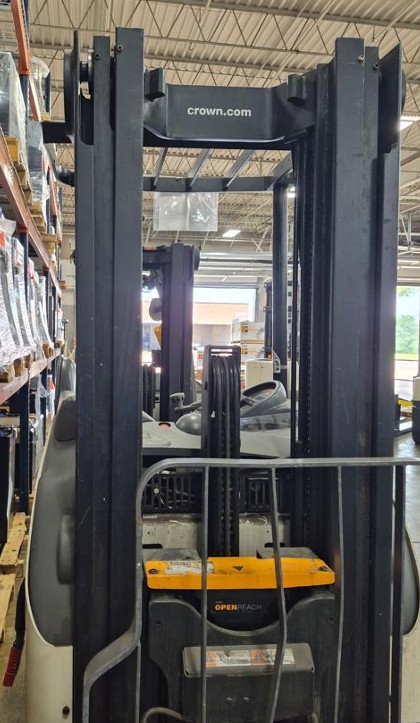 2017 Crown RR5715-35 Forklift - Image 7