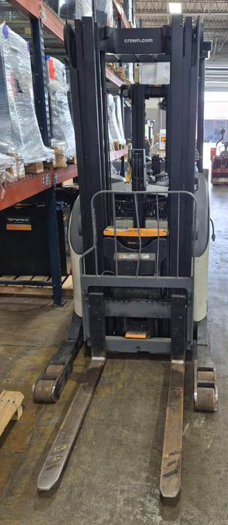 2017 Crown RR5715-35 Forklift - Image 10