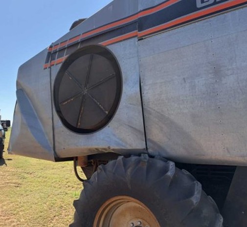 1995 Gleaner R62 Combine