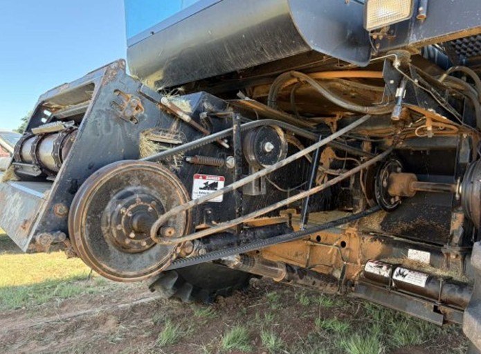 1995 Gleaner R62 Combine - Image 9