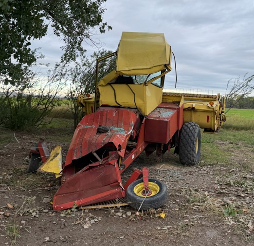 1977 New Holland 910 Sperry Speedrower Swather - Image 2