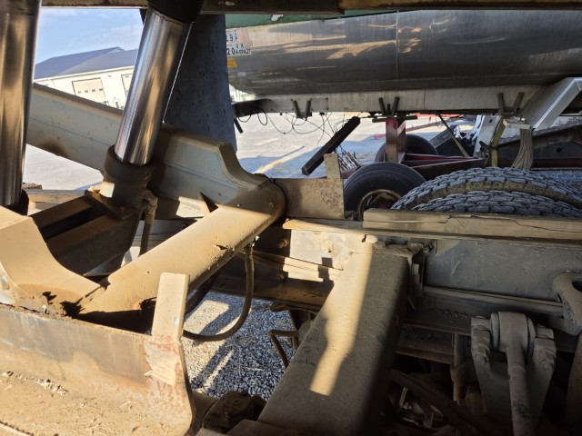 1989 Peterbilt 377 Dump Truck - Image 15