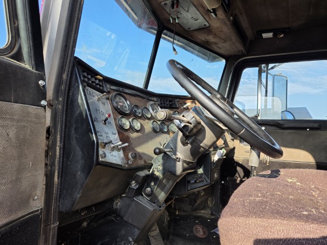 1989 Peterbilt 377 Dump Truck - Image 8