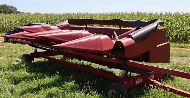 1990 CASE IH 1063 Corn Header