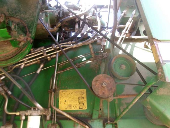 1990 John Deere 9500 Combine - Image 13