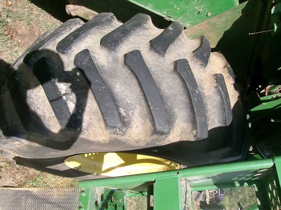1990 John Deere 9500 Combine - Image 17