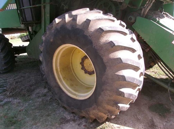 1990 John Deere 9500 Combine - Image 18