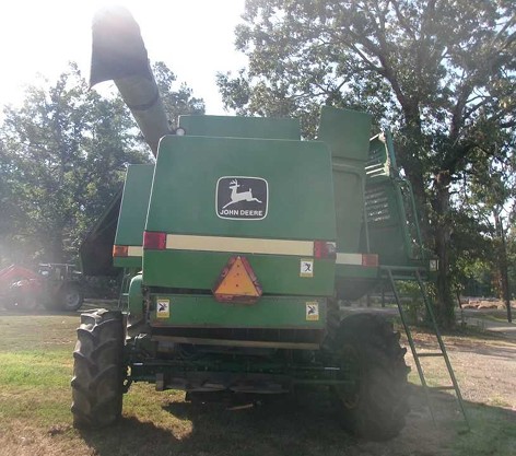 1990 John Deere 9500 Combine - Image 2