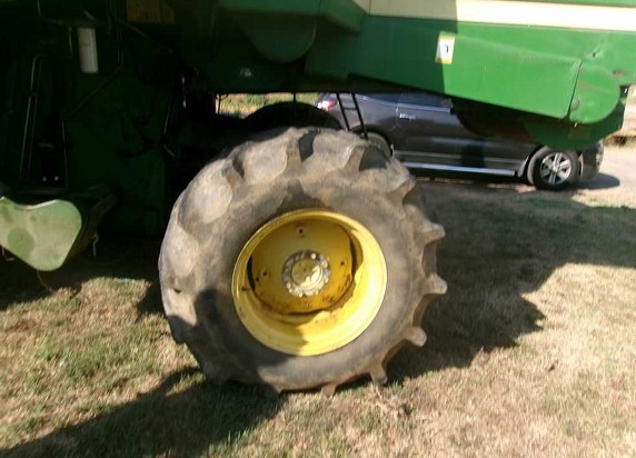 1990 John Deere 9500 Combine - Image 20