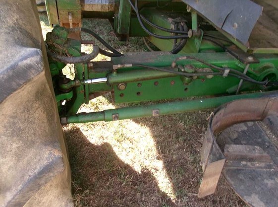 1990 John Deere 9500 Combine - Image 21