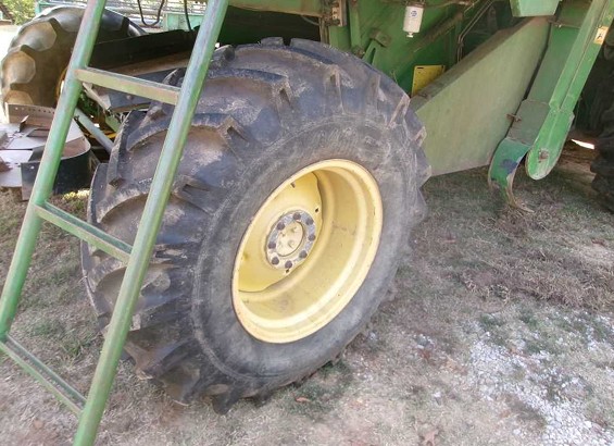 1990 John Deere 9500 Combine - Image 22