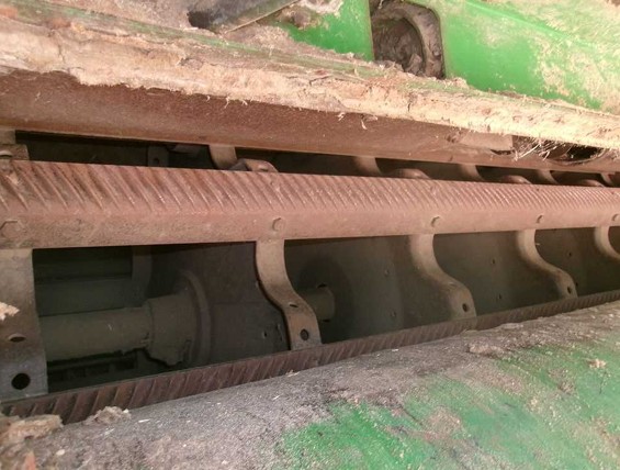 1990 John Deere 9500 Combine - Image 24