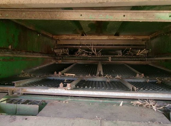 1990 John Deere 9500 Combine - Image 25