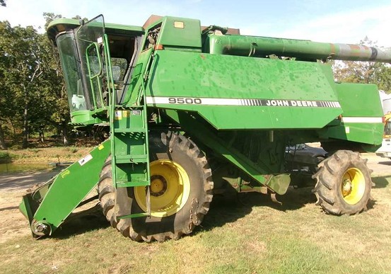 1990 John Deere 9500 Combine - Image 3