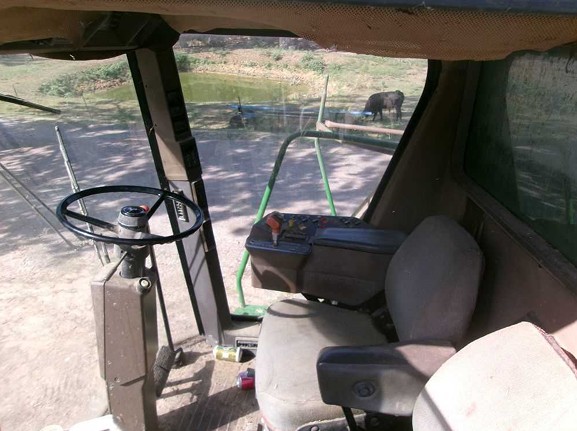 1990 John Deere 9500 Combine - Image 36
