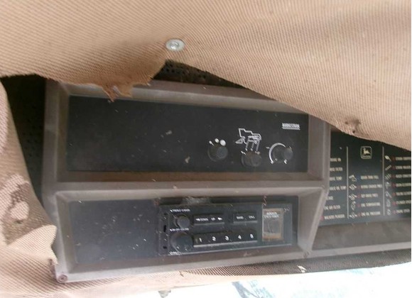 1990 John Deere 9500 Combine - Image 39