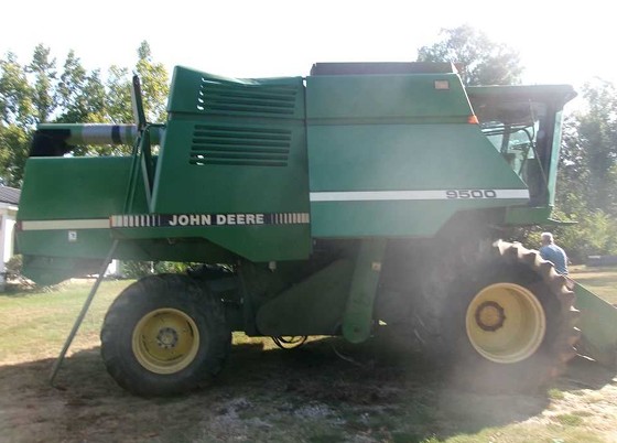 1990 John Deere 9500 Combine - Image 4
