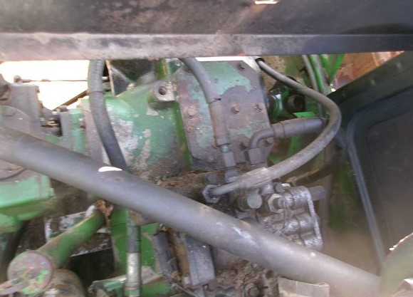 1990 John Deere 9500 Combine - Image 9