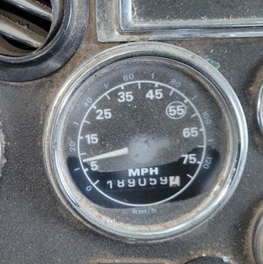 1992 Ford LA9000 TriAxle - Image 10