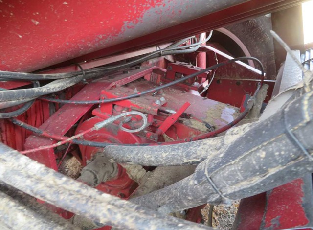 1994 CASE IH 1688 Combine - Image 9