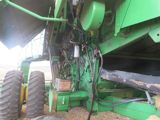 1995 John Deere 9600 Combine - Image 12