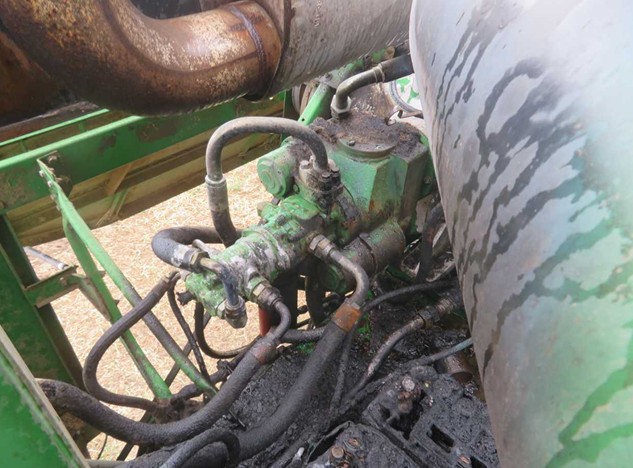 1995 John Deere 9600 Combine - Image 25