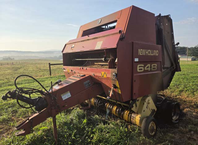 1999 New Holland 648 Round Baler