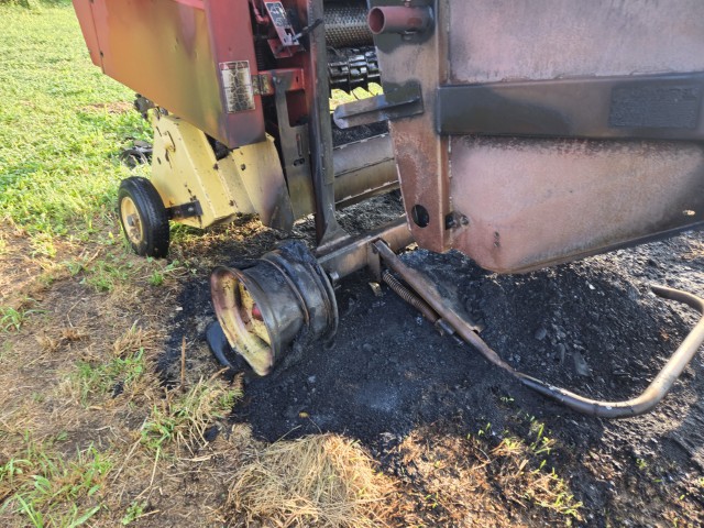 1999 New Holland 648 Round Baler - Image 15